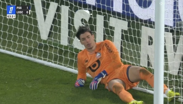 fbsports-直接懵了！里尔门将遭登贝莱神仙吊射，躺球门里思考人生目瞪口呆