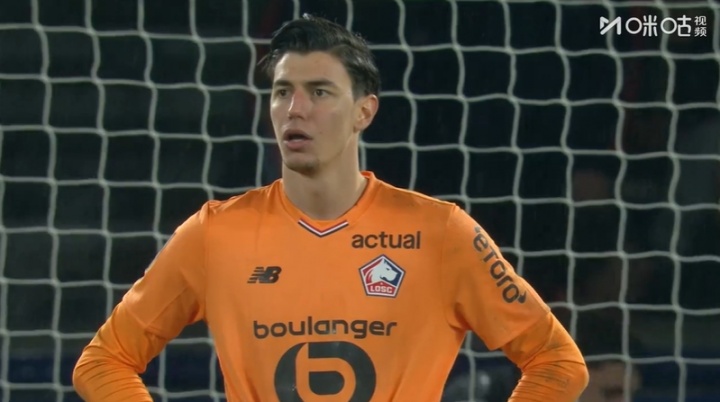 fbsports-直接懵了！里尔门将遭登贝莱神仙吊射，躺球门里思考人生目瞪口呆