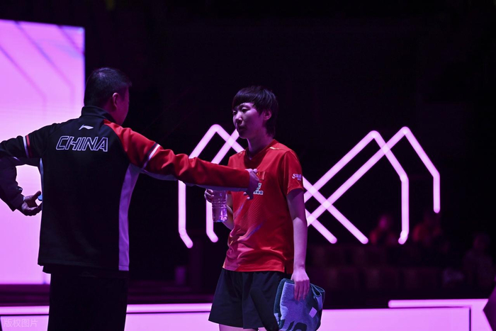 fb体育-韩莹点破国乒两极：孙颖莎天克削球，为何王曼昱却成突破口？|多哈|徐孝元|新加坡世锦赛|训练|打法_新浪体育_新浪新闻