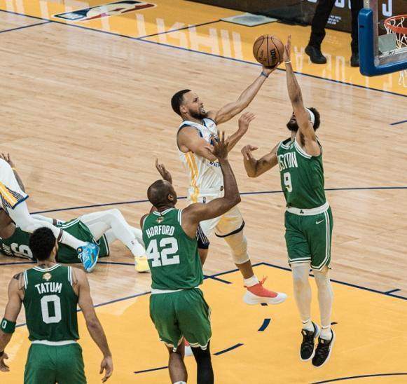 fb体育官网-【早报】准备罢训？莱万：我心已死只想离开拜仁！