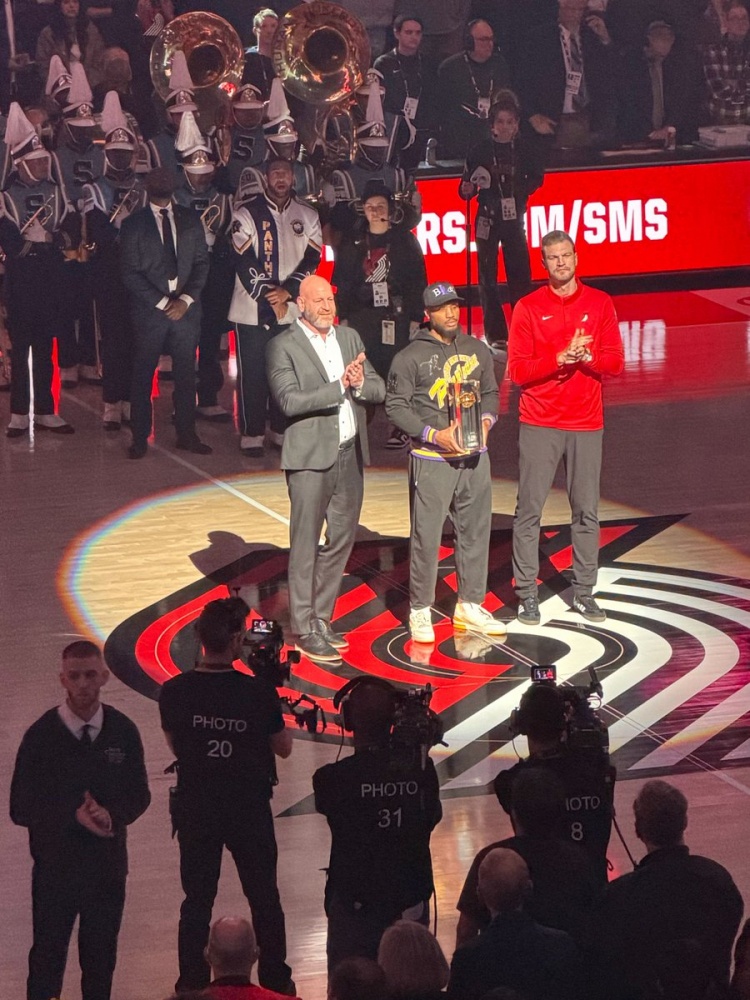 fbsports-波特兰之王！利拉德赛前举起了自己的第三座三分大赛冠军奖杯