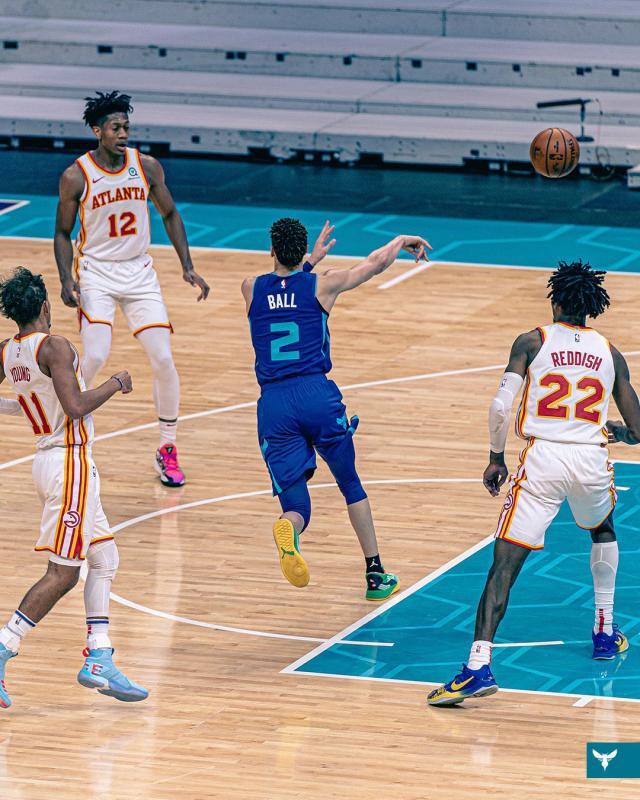 fb体育-22+12+11！三球成NBA历史最年轻三双先生 天赋尽显